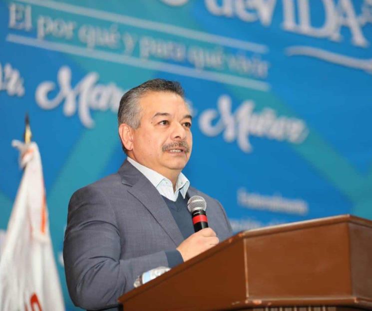 Imparten conferencia ante más de 200 agremiados de la Sección 21