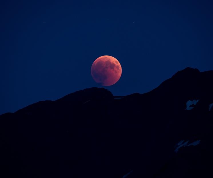 ¿Cuáles son los riesgos de ver el Eclipse Lunar de forma directa?