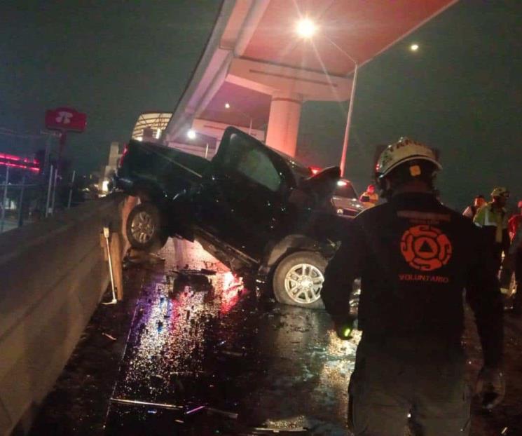 Muere al estrellar auto contra columna del Metro