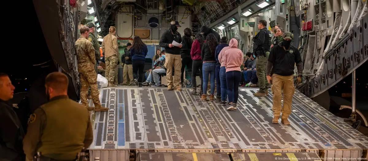 Envía Colombia aviones a EU para trasladar deportados Envía Colombia aviones a EU para trasladar deportados