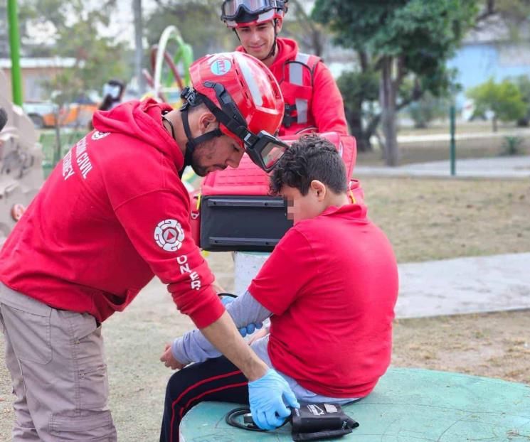 Rescata a su nieto de juego infantil