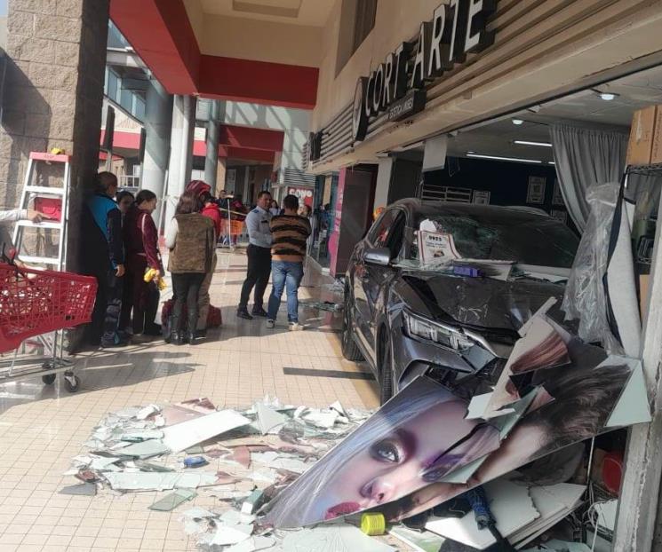 Estrella su camioneta contra centro comercial; 4 resultan heridos