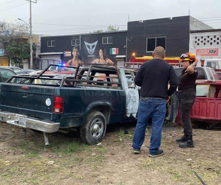 Arden vehículos en lote de autopartes