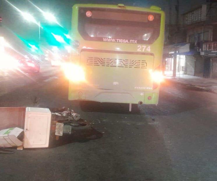 Muere motociclista al estrellarse contra camión