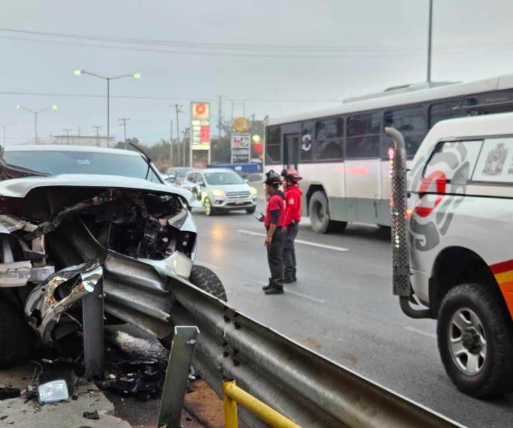 Incrusta camioneta contra barandal