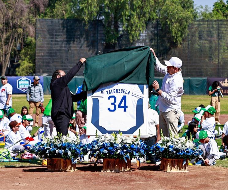 Rinden homenaje a Fernando Valenzuela en CDMX