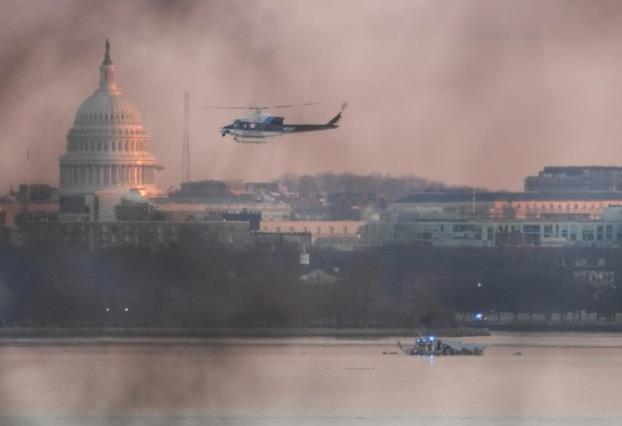 Autoridades investigan causa de choque aéreo en Washington