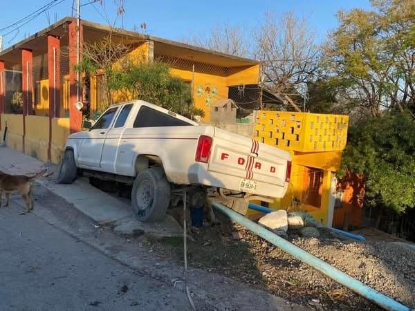 Se estrella camioneta contra casa