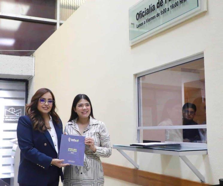 Entrega Brenda Lizeth González su informe