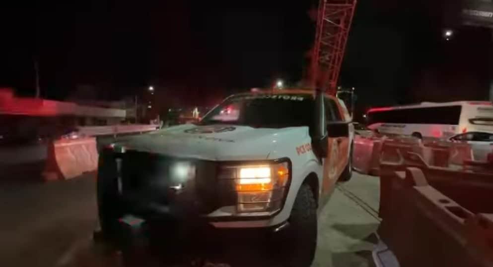 Resulta herida al chocar su auto contra una grúa