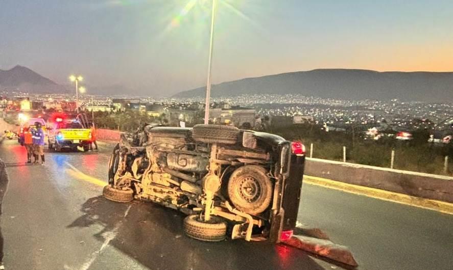 Conductor vuelca en Paseo de los Leones Conductor vuelca en Paseo de los Leones