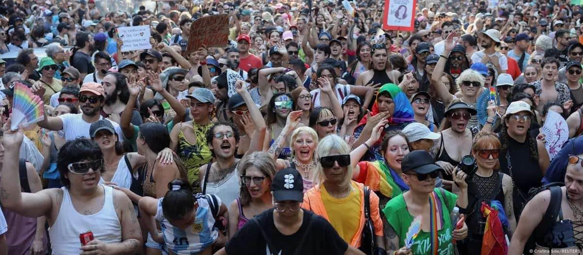 Protesta masiva en contra de  Milei en defensa de la diversidad