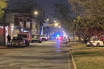Acribillan a un hombre desde un auto en marcha