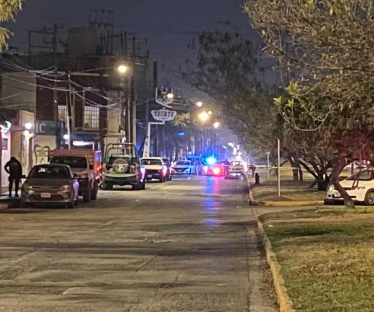 Acribillan a un hombre desde un auto en marcha