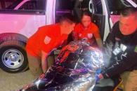 Caen migrantes de muro fronterizo en intento de cruzar