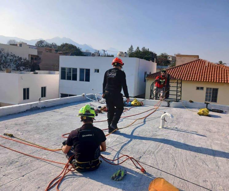 Toca cables y sufre descarga eléctrica