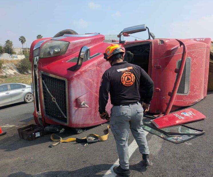 Vuelca tráiler en Guadalupe