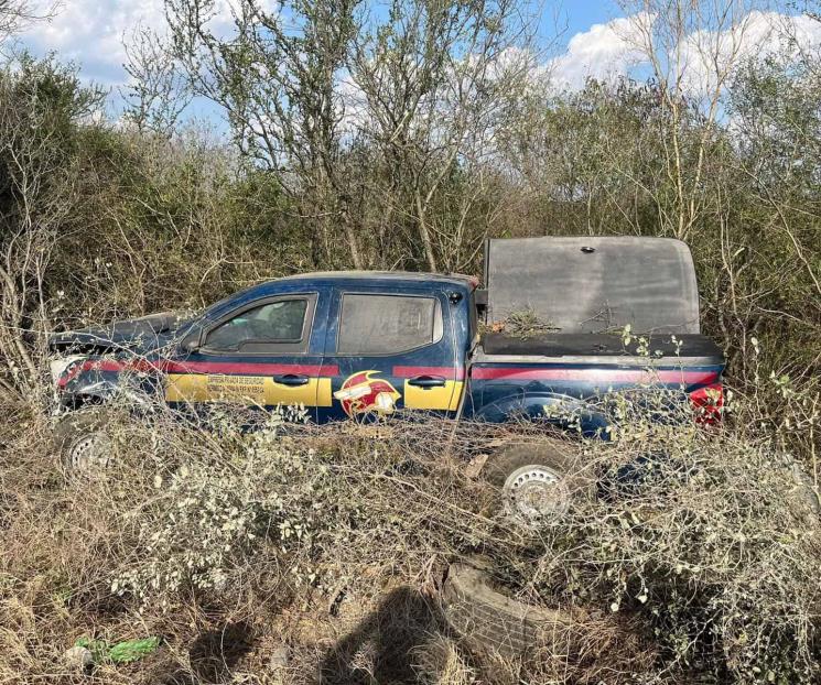 Descubren camioneta blindada entre matorrales