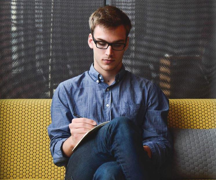 La IA revela cuál es la edad perfecta para independizarse