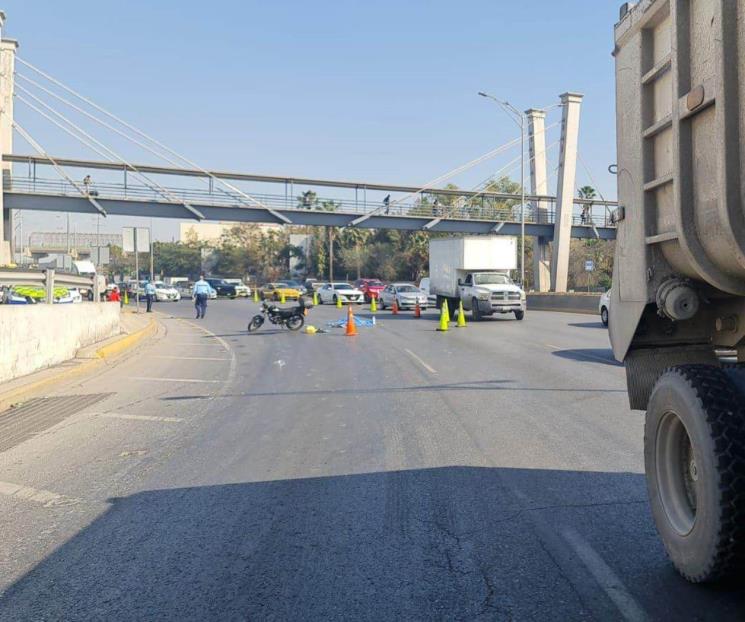 Choca motociclista contra tráiler y muere en San Nicolás