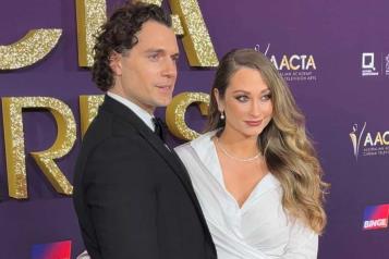 Henry Cavill y Natalie Viscuso lucen anillo en los AACTA Awards