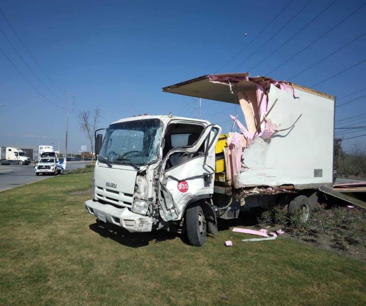 Choca contra tráiler y queda destrozado