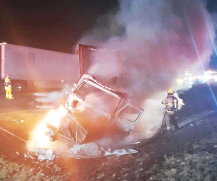 Arde tráiler en la Carretera a Saltillo