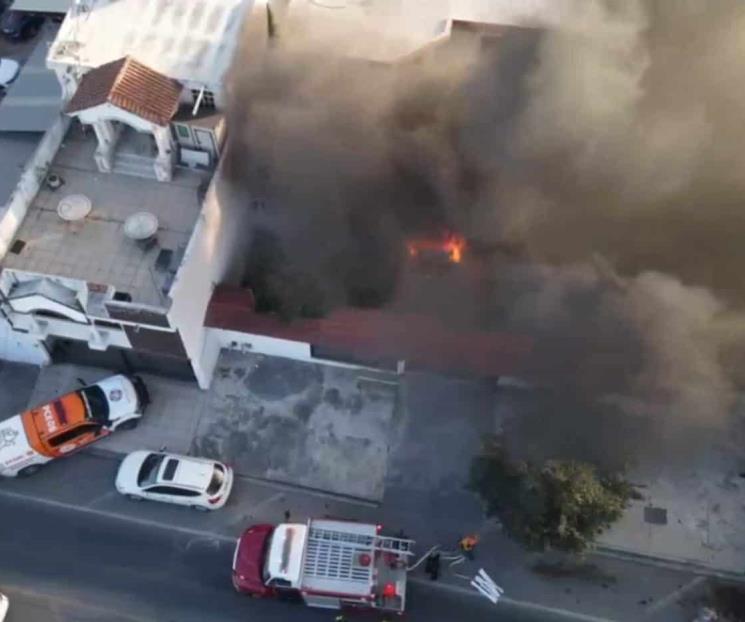 Arde camioneta en vivienda