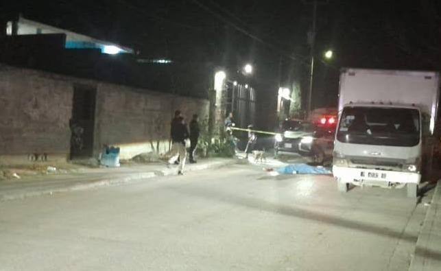 Estrella su moto con camión de carga y muere