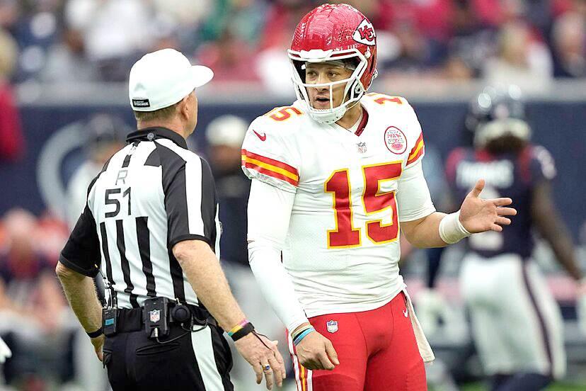 Árbitros de NFL niegan ayuda a Chiefs