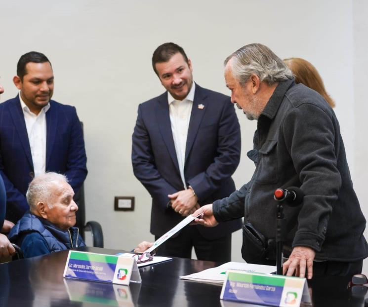 Entrega Mauricio escrituras en la zona poniente
