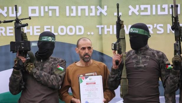 Indignación por imágenes de israelíes liberados; lucen desnutridos