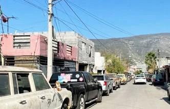 Ejecutan a 2 hombres desde una camioneta