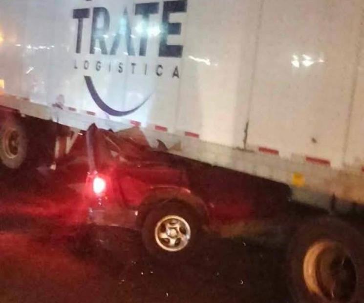 Choque entre tráiler y auto en García deja un muerto