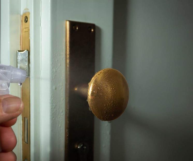 El truco para limpiar puertas de madera