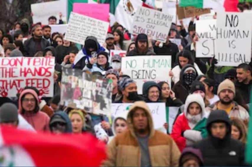 Mexicanos queman banderas en protesta por deportaciones en EU