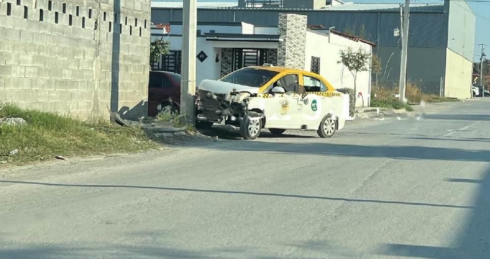 Resultan tres heridos en choque