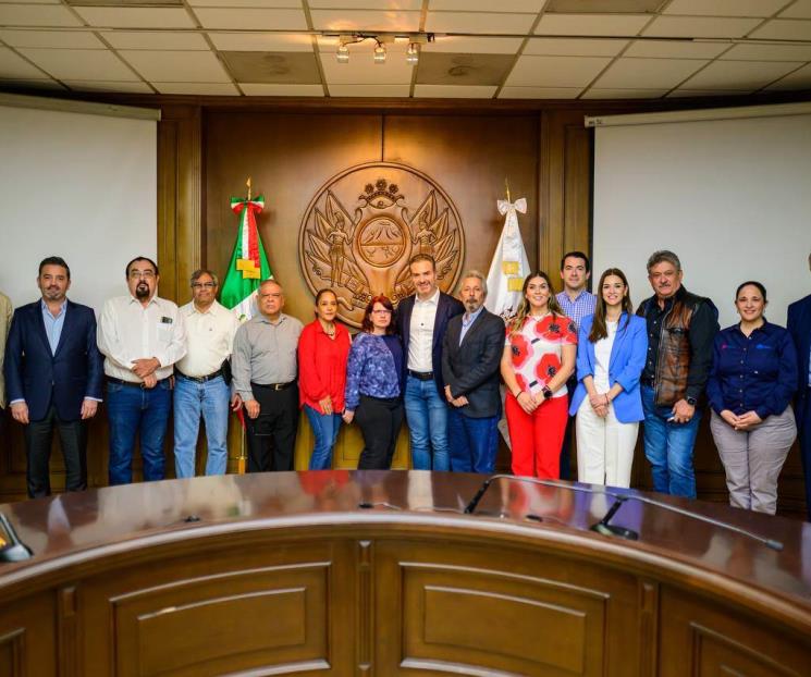 Se reúne Adrián con vecinos del sur