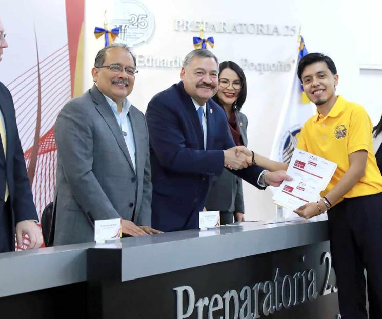 Apoyan con becas a alumnos de Prepatoria 25