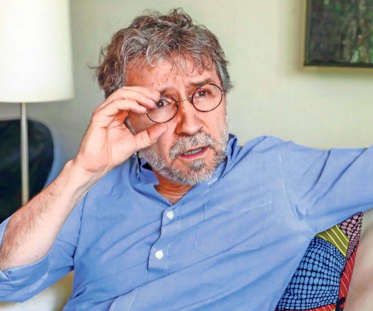 Fernando Fernández plasma en un libro la historia de la poesía