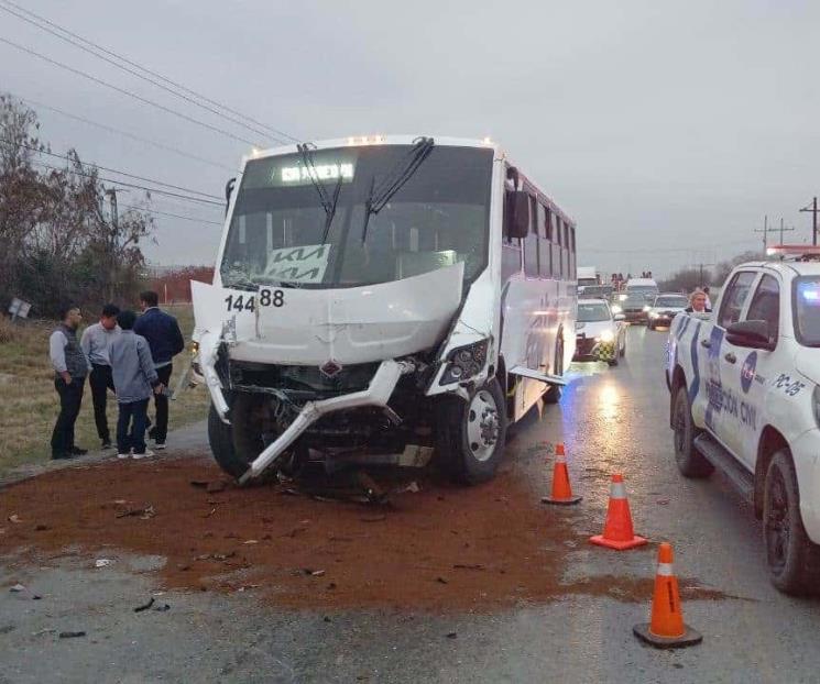 Choca camión de personal contra tráiler