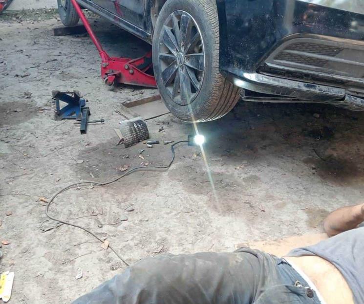 Cae vehículo sobre mecánico