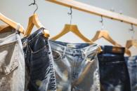 Cómo hacer más grande la ropa de mezclilla Cómo hacer más grande la ropa de mezclilla