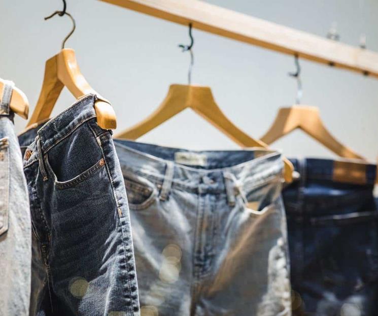 Cómo hacer más grande la ropa de mezclilla Cómo hacer más grande la ropa de mezclilla