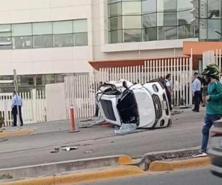 Pierde camión los frenos, choca, atropella y mata