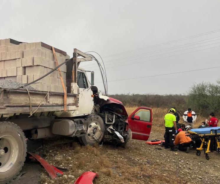 Chocan camión de carga y camioneta