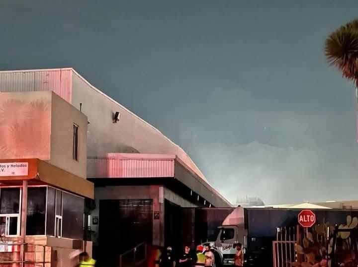 Evacuan a 100 por incendio en empresa