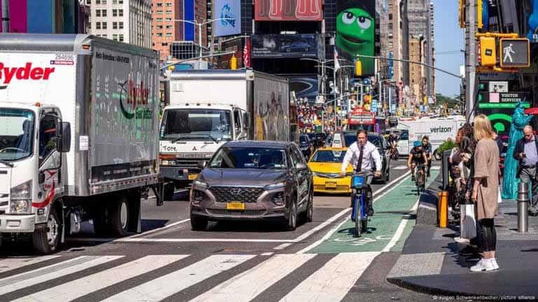Demandan a Nueva York por permisos de conducir a migrantes