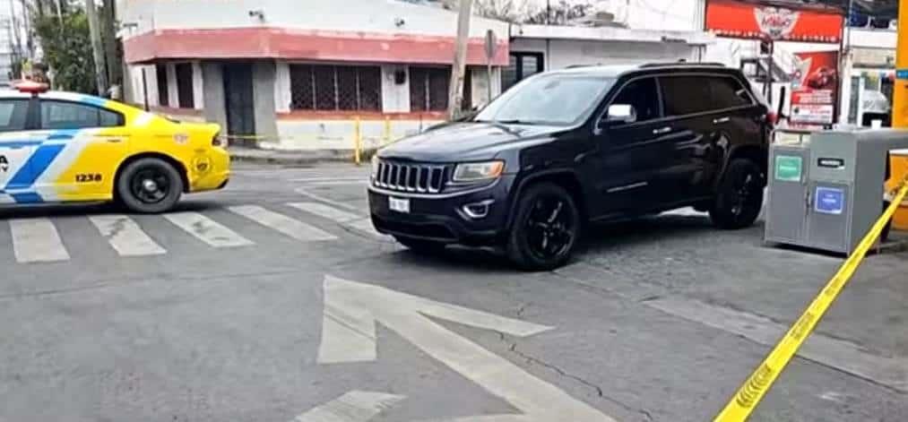 Roba camioneta en lote de autos