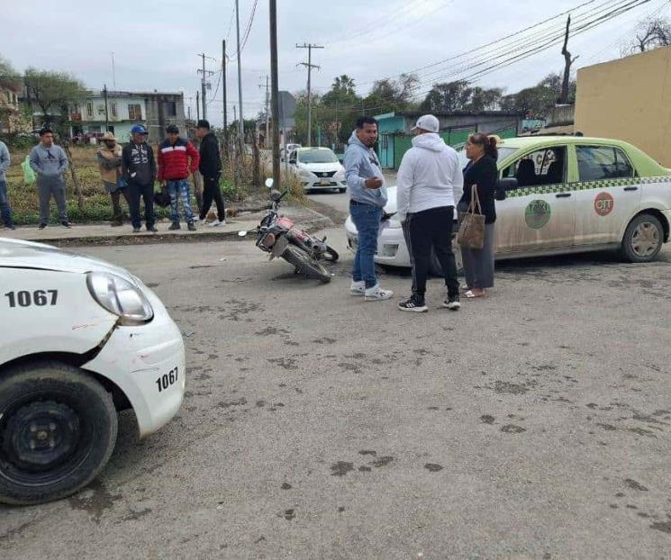 Impacta taxi a moto en Montemorelos